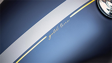 Triumph-StreetScramblerGoldLine-feature1-Oct22-HC
