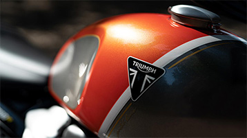 Triumph-Scrambler1200XEGoldLine-feature1-Oct22-HC