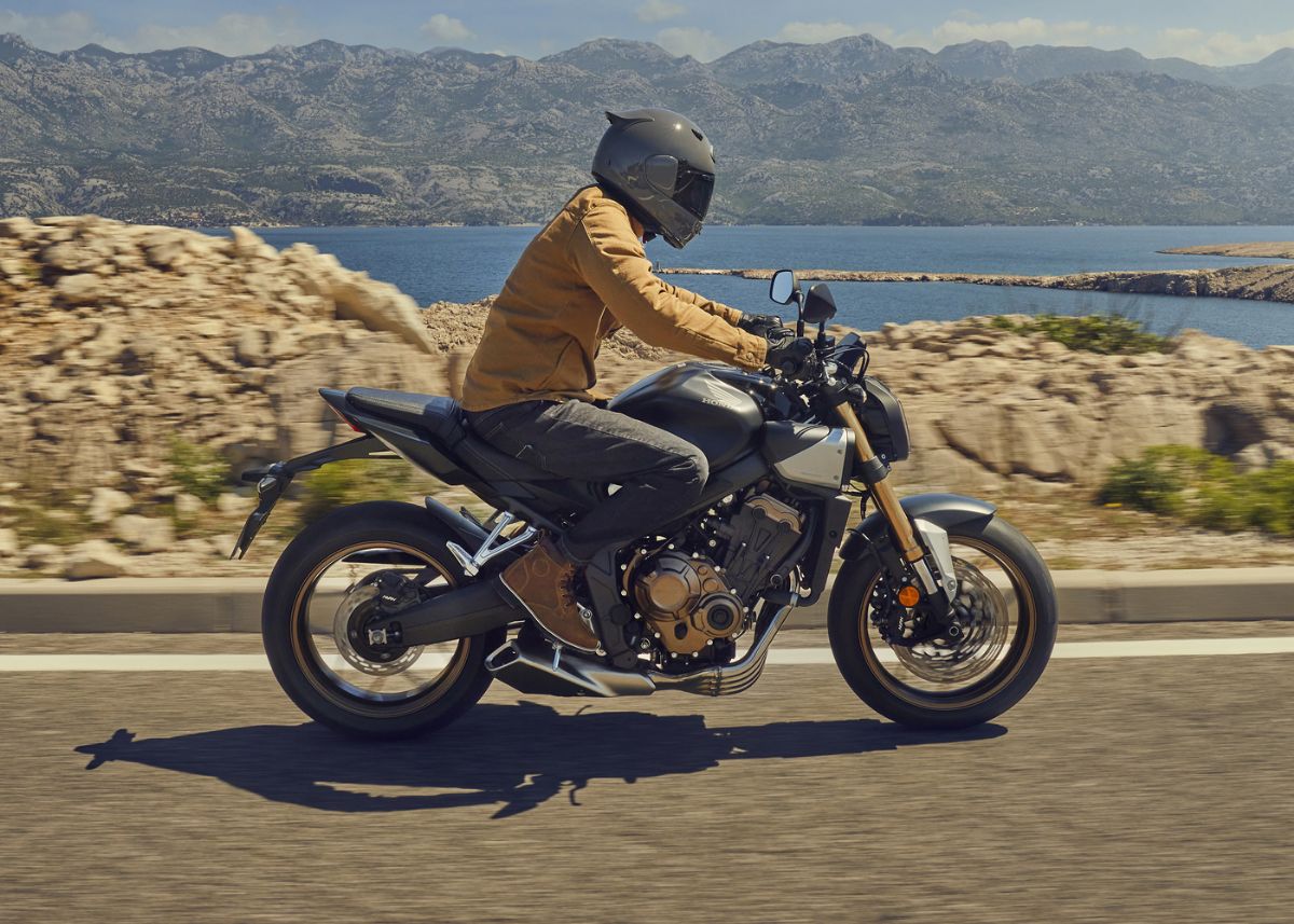 CB650R-feature1-ridingposition
